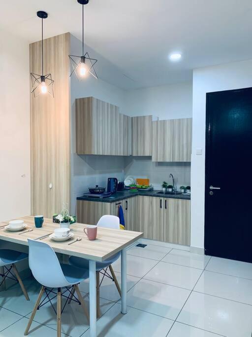 Stay@ Kiara Plaza Kajang/semenyih Free Wifi/car Park Semenyih