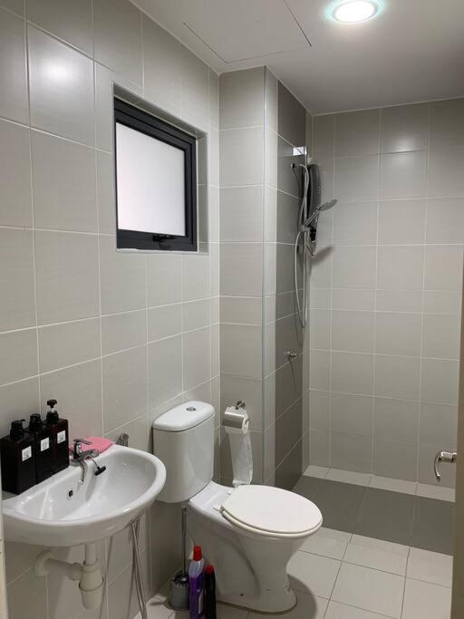 Stay@ Kiara Plaza Kajang/semenyih Free Wifi/car Park Semenyih